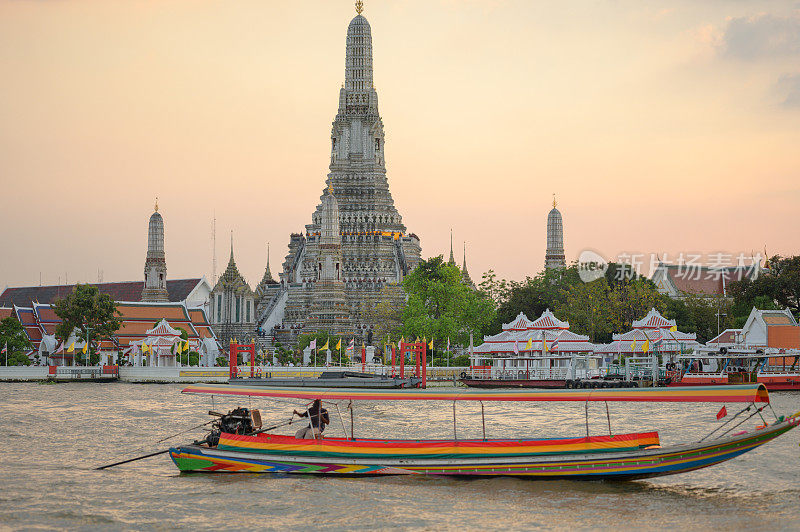 日落时刻在朝praya河前的笏arun Tha Maharaj和Tha Prachanbangkok泰国